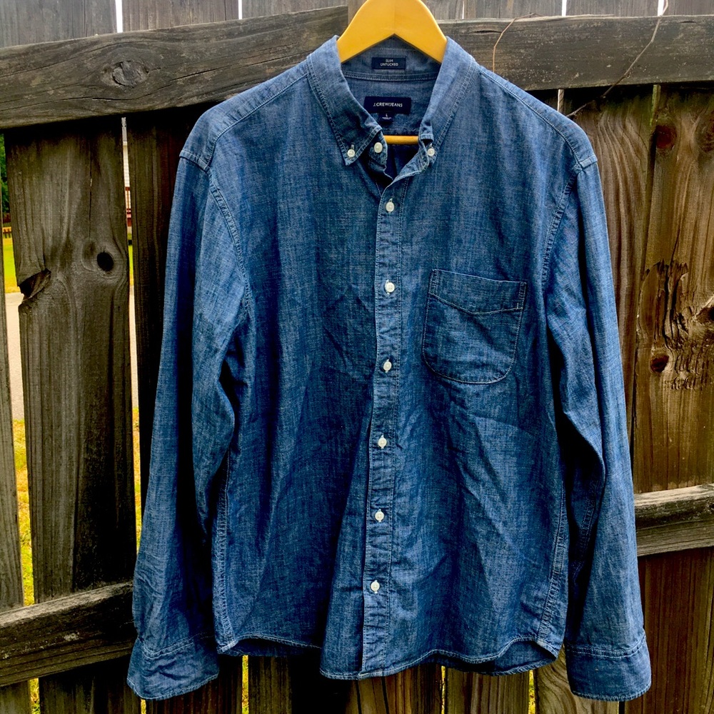 J. Crew Men’s Chambray Button Down Shirt in a Large